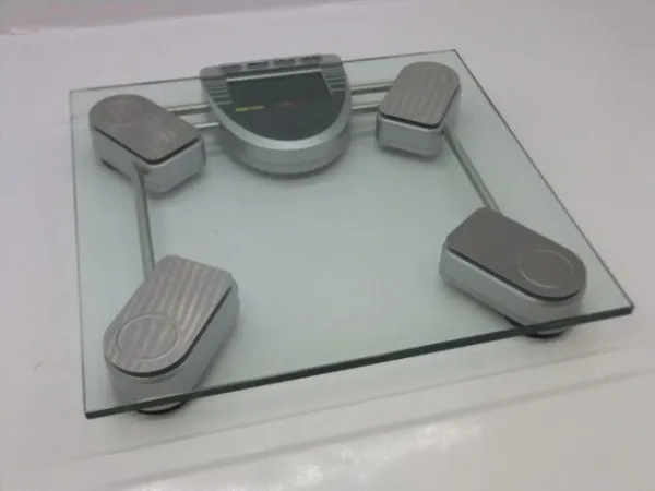 Почему напольные электронные весы показывают разный вес и что делать