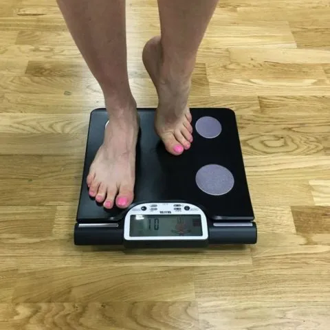 Почему напольные электронные весы показывают разный вес и что делать