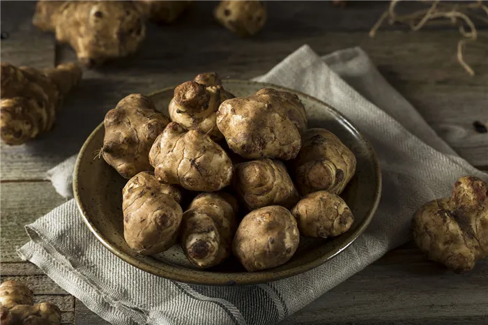 Корень топинамбура — растения, внешне напоминающего имбирь, а на вкус похожего на сладкий картофель. Фотография: Brent Hofacker / Shutterstock