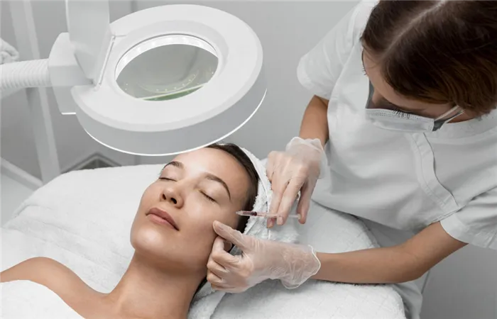 beautician-doing-injection-filler-on-female-client.jpg