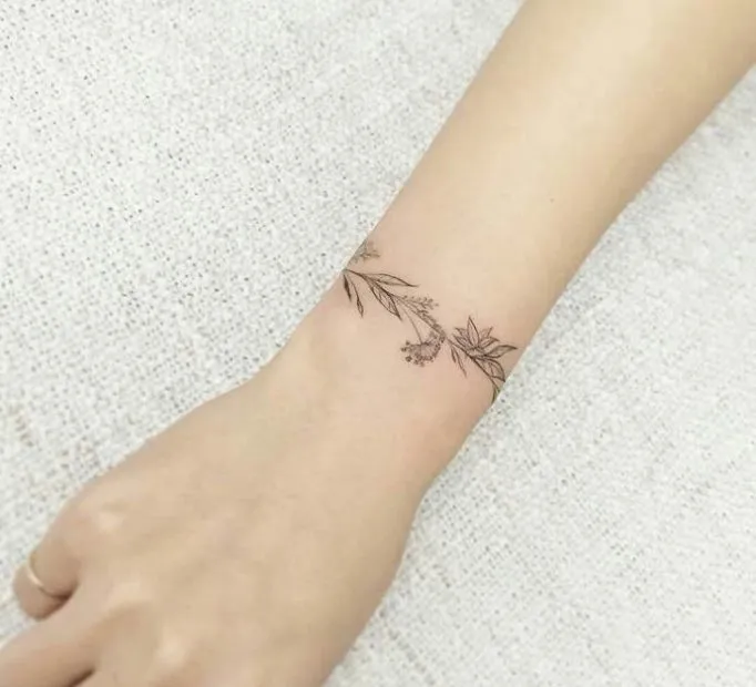 tattoo-on-a-hand-for-girls-r4q35h4