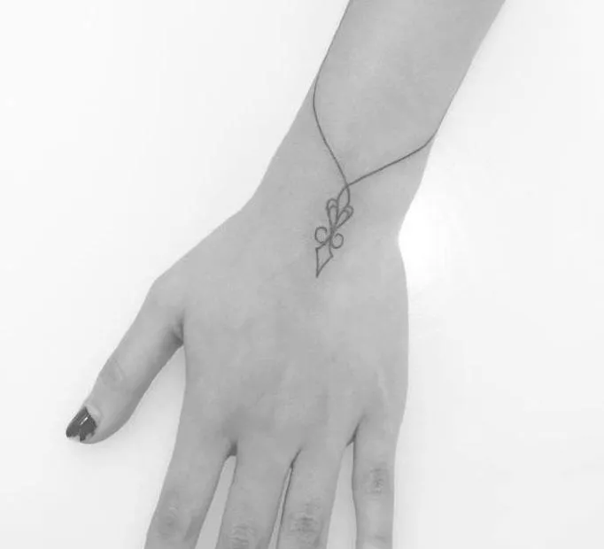 tattoo-on-a-hand-for-girls-yj5w46