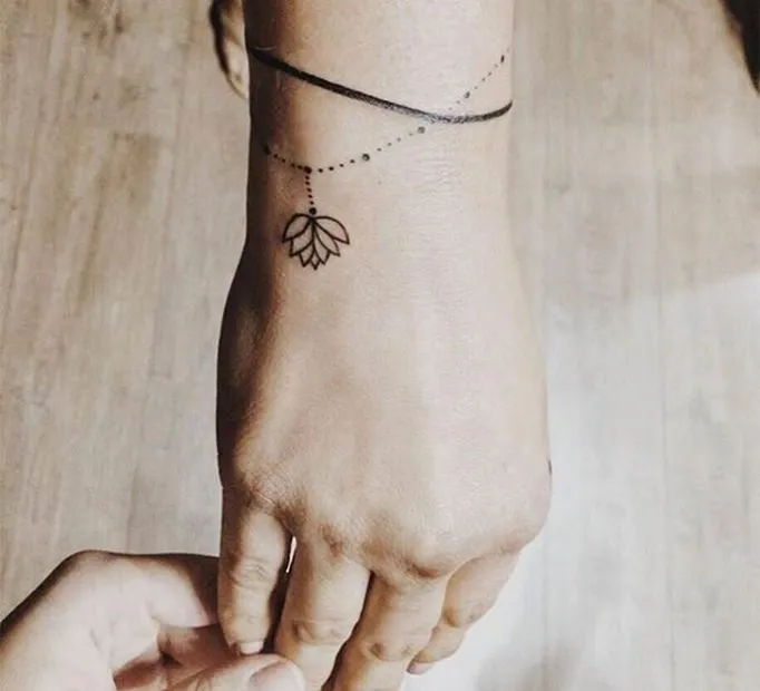 tattoo-on-a-hand-for-girls-5j4w635