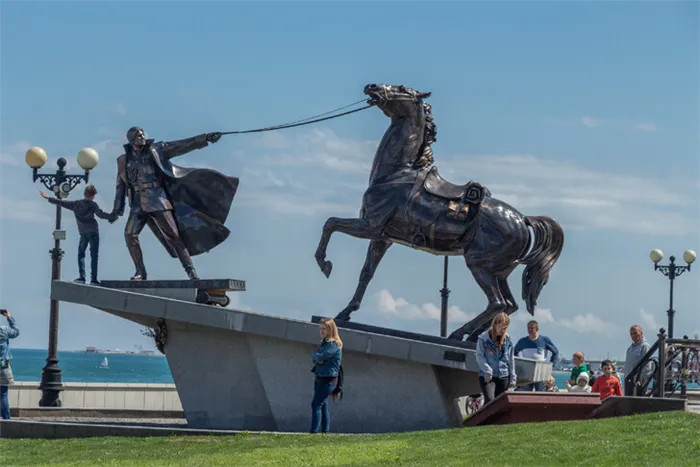 Памятник Исход в Новороссийске